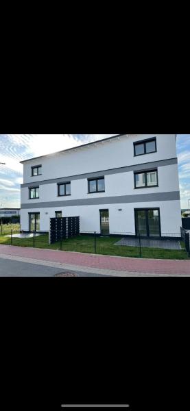 Neu-gebautes-komplettes-Reihenhaus